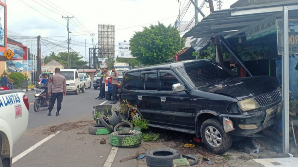 Minibus Seruduk Kios Tambal Ban di Kulon Progo, Dua Orang Terluka
            - galeri foto