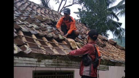 Diterjang Angin Puting Beliung Puluhan Rumah Di Cianjur Rusak