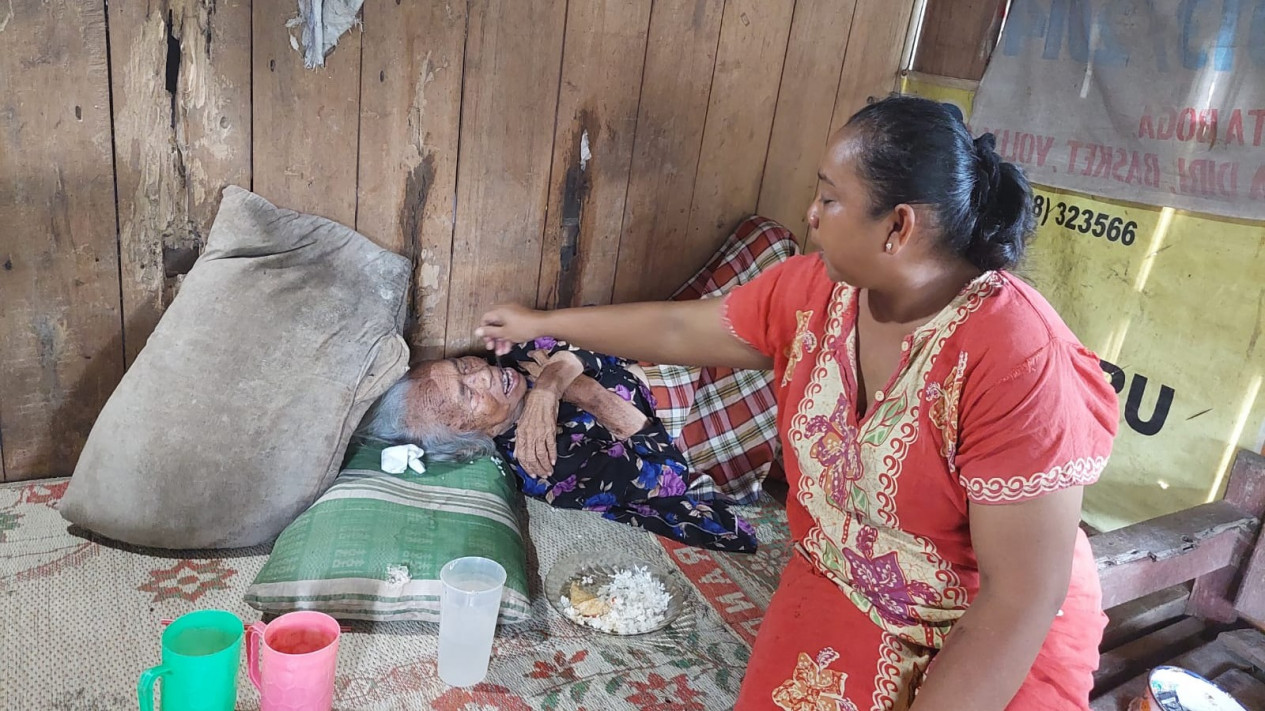 Nenek 99 Tahun Tinggal Sebatang Kara, Rambutnya Sempat Dipenuhi Semut
            - galeri foto