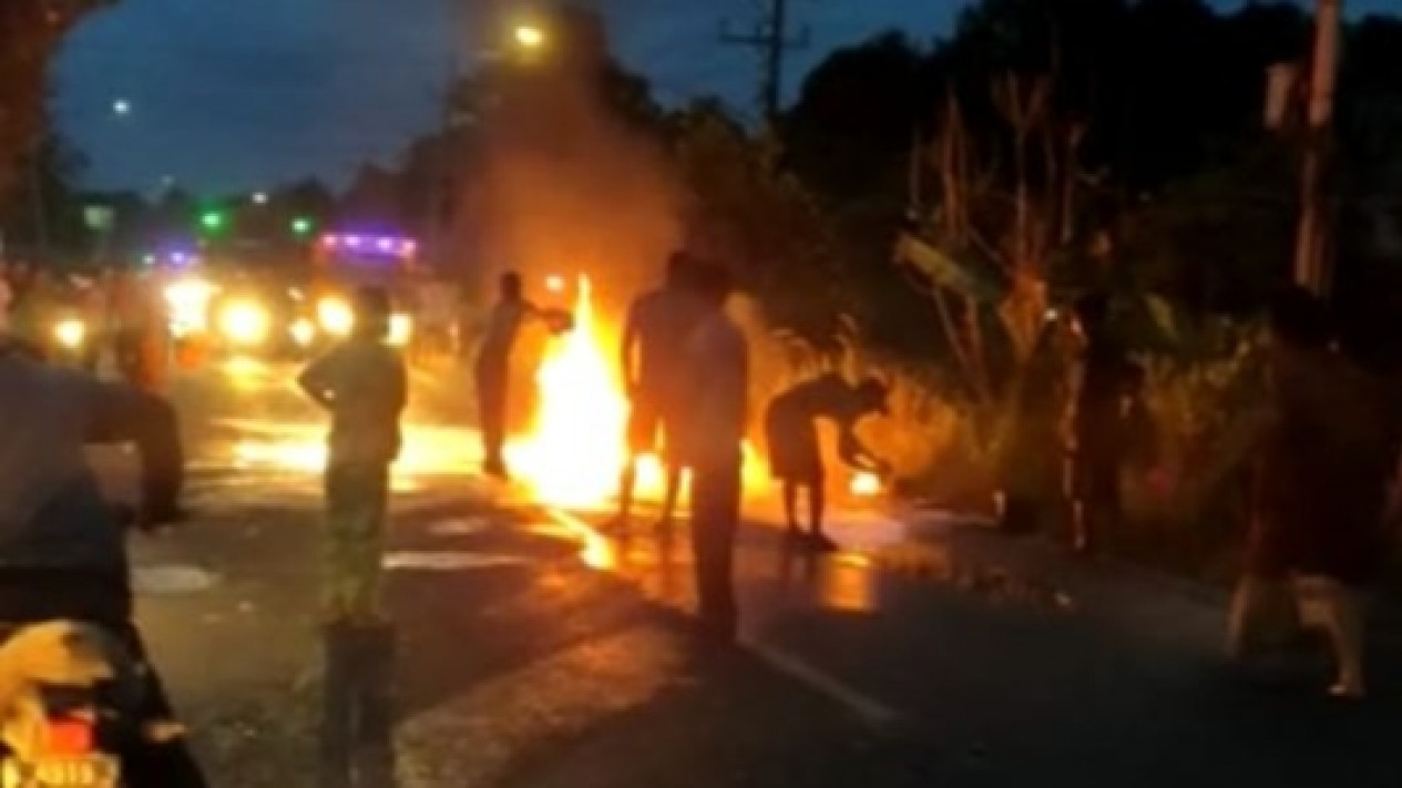 Mobil Angkut Jeriken Berisi Bbm Terbakar Di Musi Banyuasin