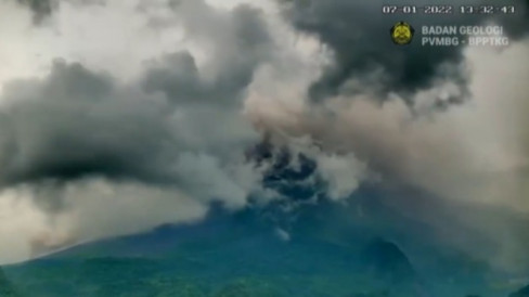 Gunung Merapi Luncurkan Awan Panas Sejauh 2,5 Kilometer