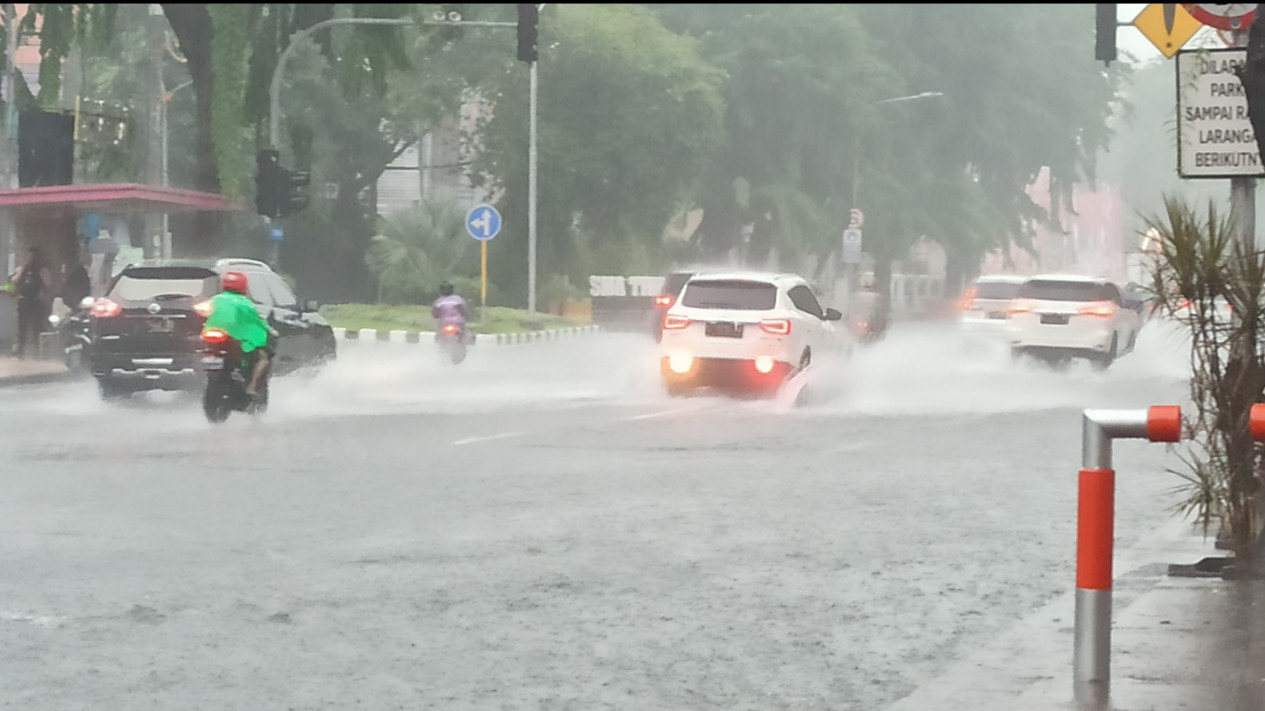 Hujan Deras Guyur Surabaya Sejumlah Jalan Tergenang Air 2911