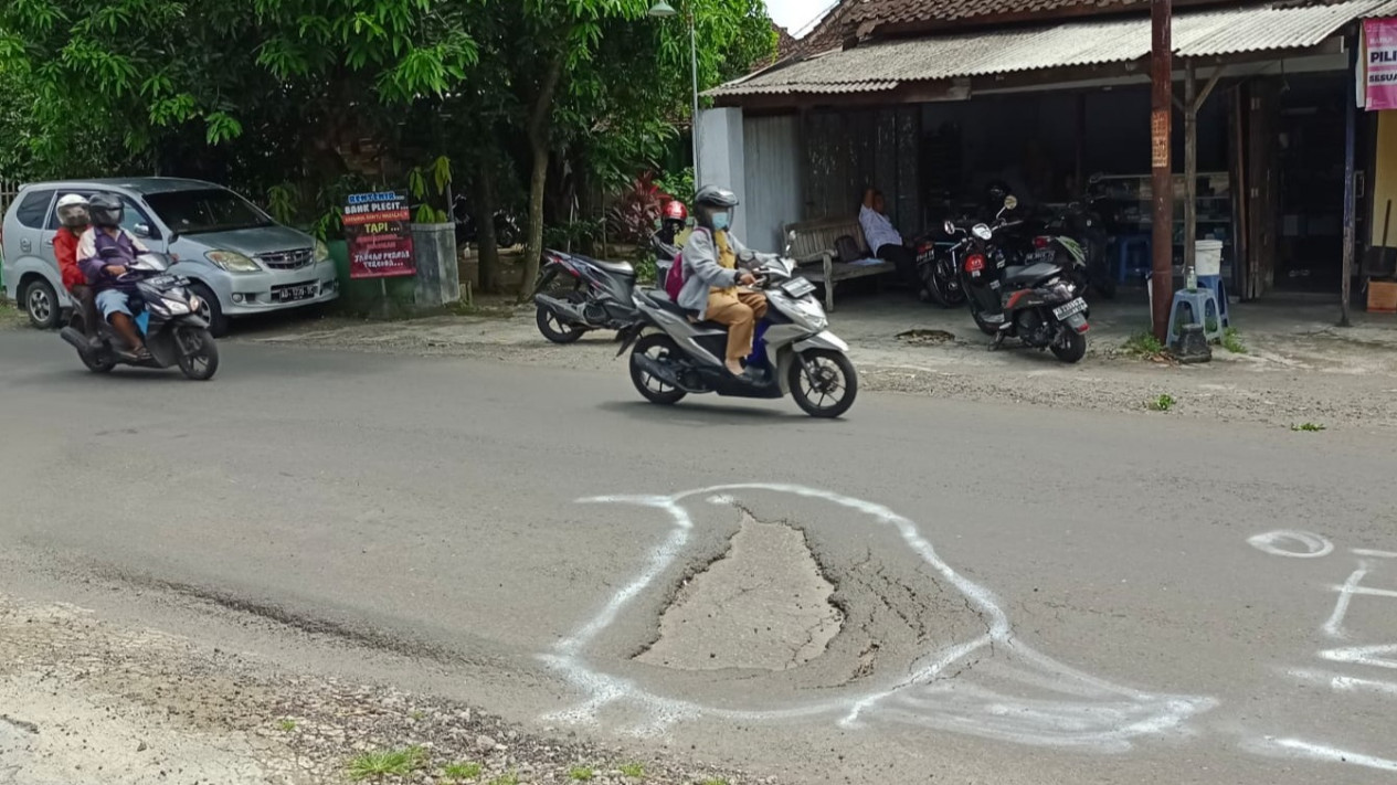 Protes Jalan Rusak, Warga Klaten Bikin Mural di Lubang Jalan
            - galeri foto