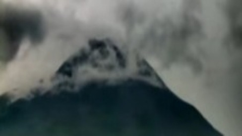 Gunung Merapi Luncurkan Lagi Guguran Lava Pijar Sejauh 1,5 Kilometer