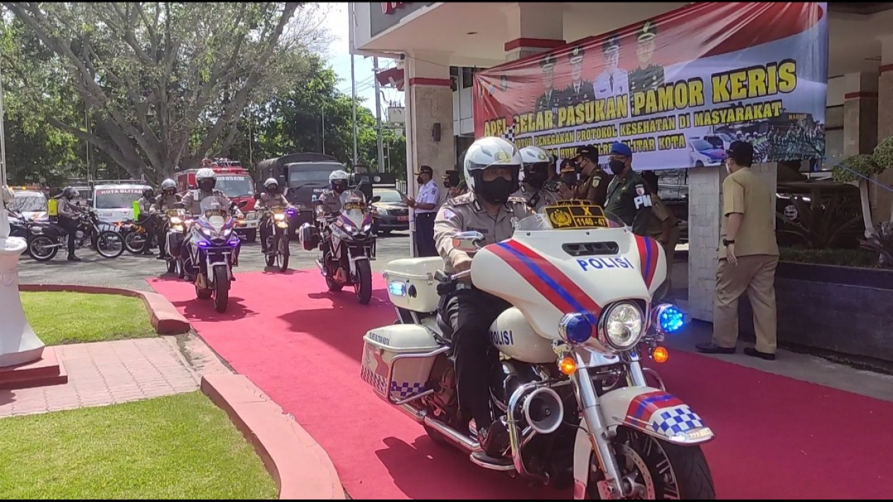 Antisipasi Penyebaran Covid-19, Forkopimda Kota Blitar Gelar Apel Pasukan dengan Sandi Pamor Keris
            - galeri foto