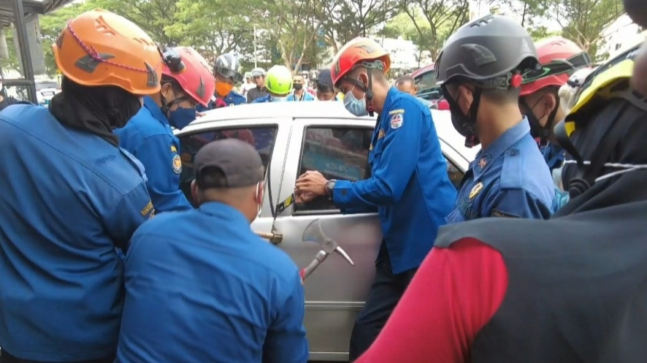 Duh! Kunci Mobil Tertinggal, Bocah 4 Tahun Terjebak di Dalam Mobil
            - galeri foto