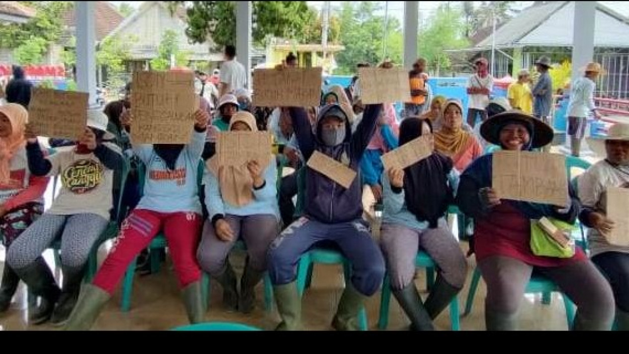 Air Keruh Akibat Galian C, Warga di Banyuwangi Geruduk Kantor Desa
            - galeri foto