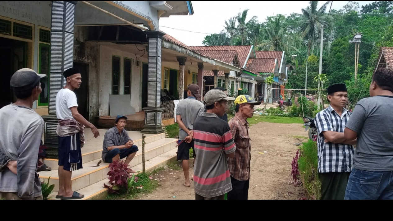 Tanah Ambles, Belasan Rumah Retak, Puluhan Warga Mengungsi ke Tempat Aman
            - galeri foto