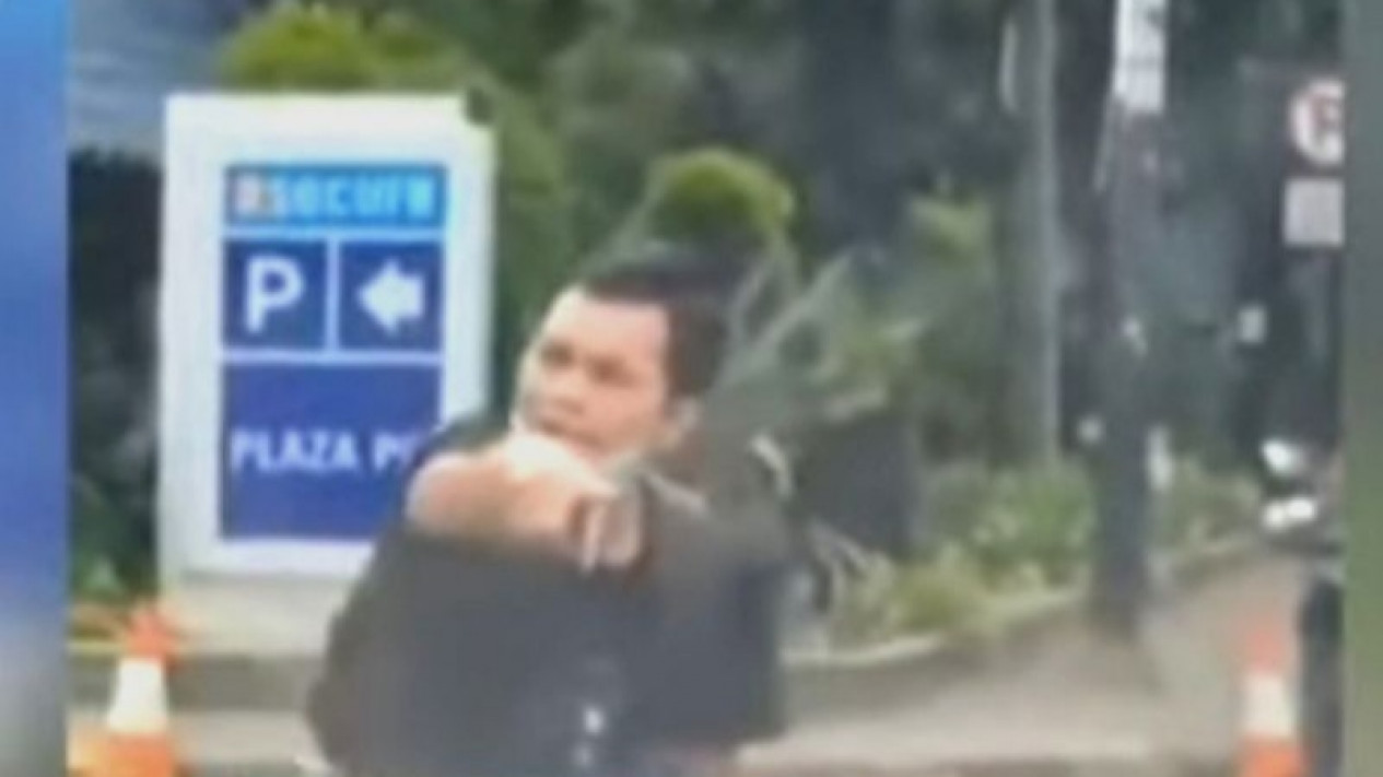 Polisi Kejar Pembonceng Pelaku Modus Tabrak Lari di Pasar Rebo
            - galeri foto