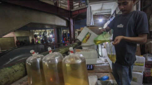 Kata Pak Menteri Lutfi Di Pasar Kramat Jati Sudah Ada Minyak Goreng Harga Rp Per Liter