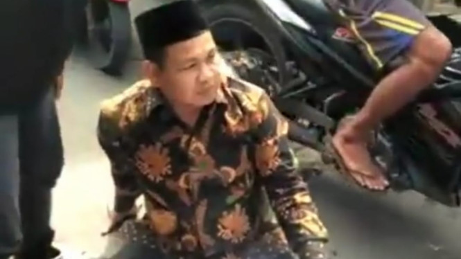 Viral, Aksi Anggota DPRD Kabupaten Bogor Duduk Tengah Jalan Hadang Truk