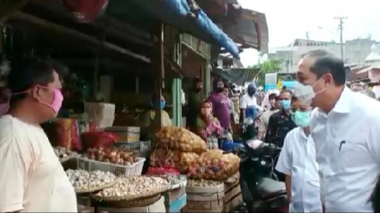 Sidak Pasar Gintung, Mendag Terima Kekesalan Emak-emak Atas Kelangkaan Minyak Goreng
            - galeri foto