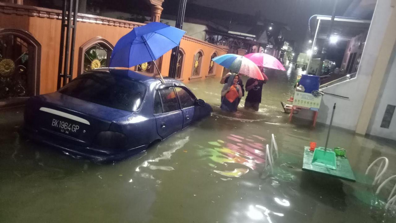 Hujan Sore Hingga Malam, Ratusan Rumah Di Medan Terendam Banjir