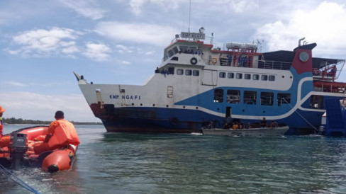 Kapal Fery Berpenumpang 253 Orang Kandas Diperairan Morotai