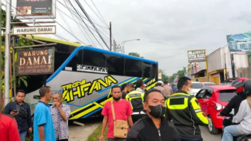 Diduga Rem Blong, Bus Pariwisata Tabrak Tiga Mobil Dan Warung Di Malang