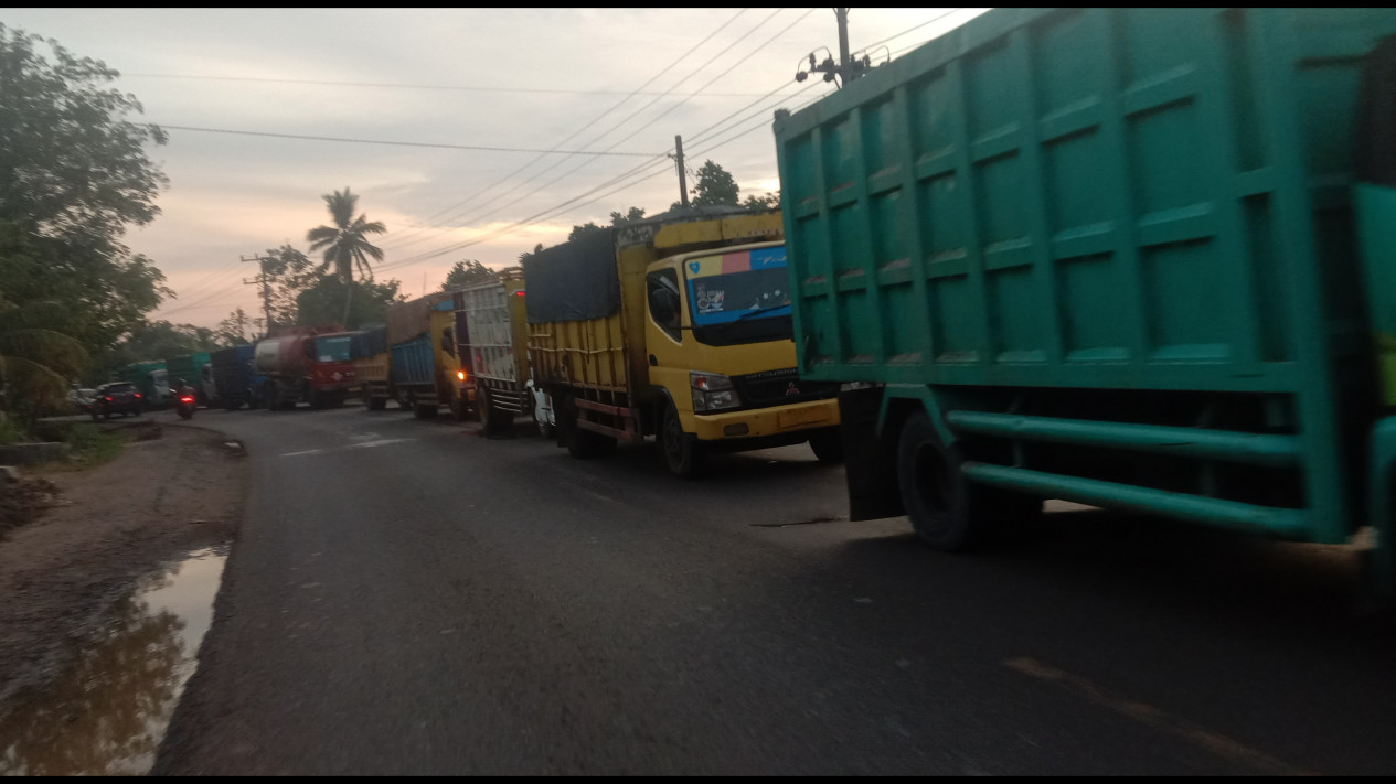 Jalinsum Tembesi Jambi Rusak Berat, Kemacetan Mengular Hingga 20 Kilometer
            - galeri foto