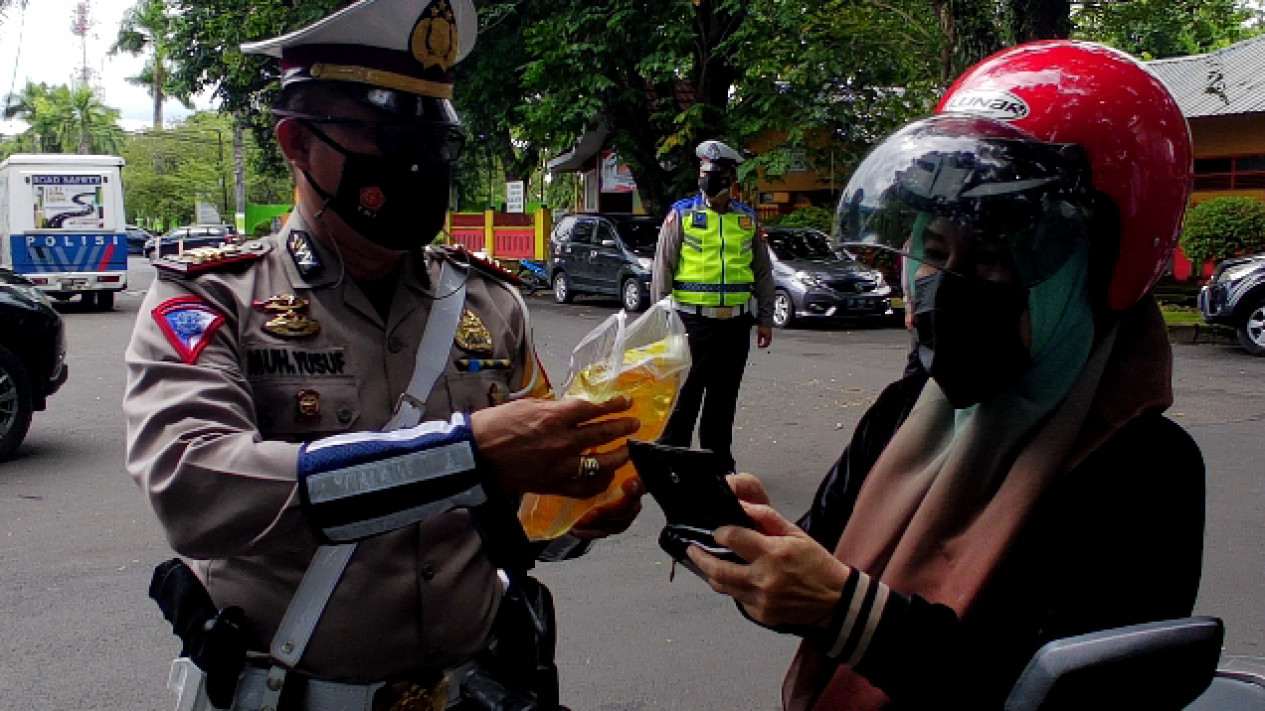 Senangnya Emak Emak Dapat Minyak Goreng Gratis dari Polantas
            - galeri foto