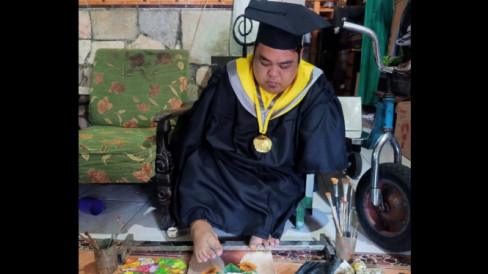 Salut! Kuliah Pakai Kursi Roda, Penyandang Disabilitas Di Gresik Jadi ...