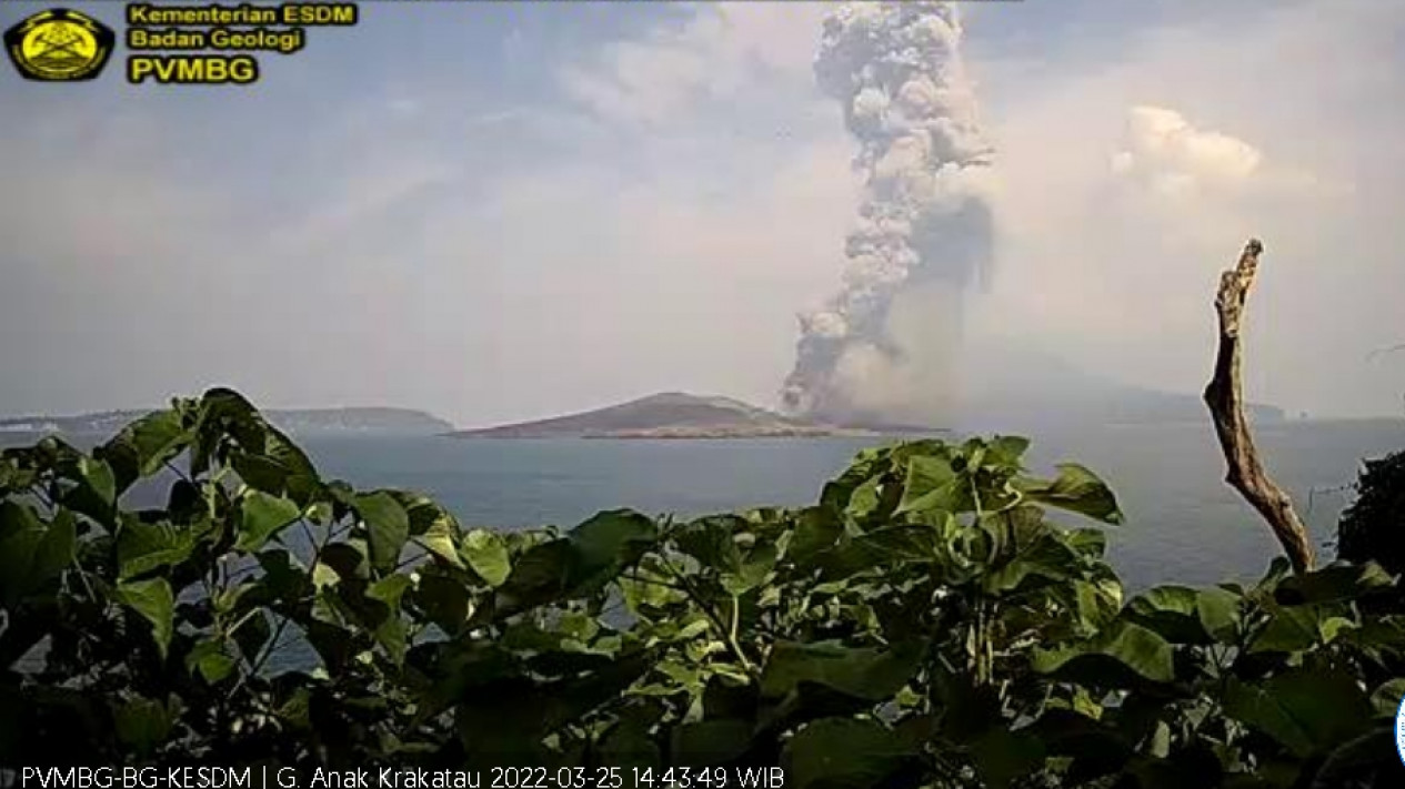 Gunung Anak Krakatau Erupsi, Kolom Abu Capai 2 Kilometer