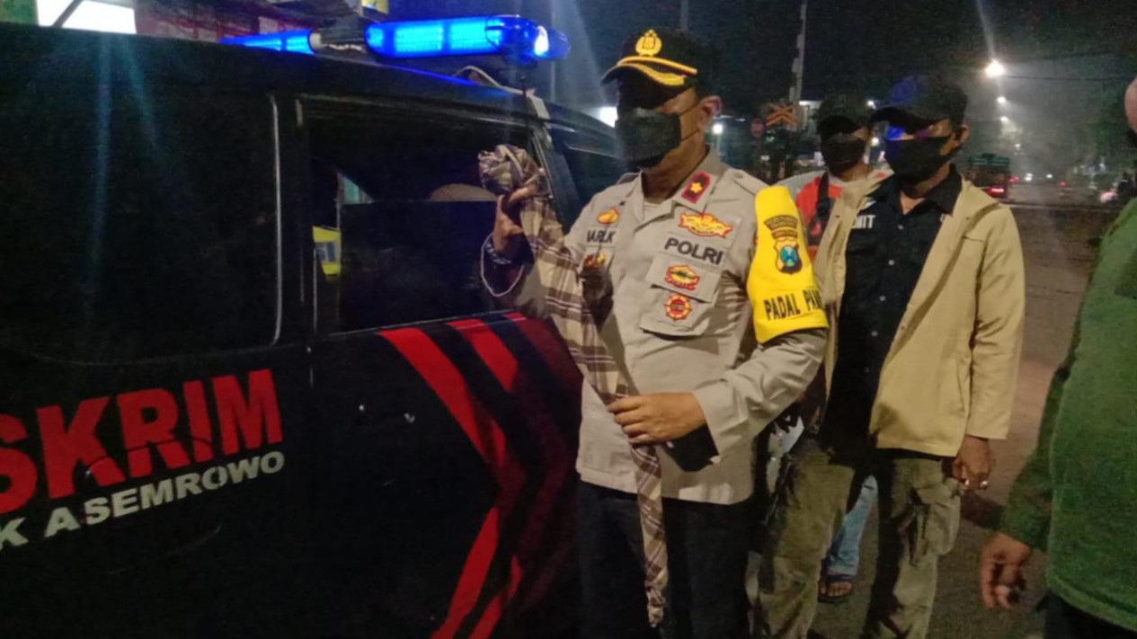 Polisi Bubarkan Aksi Tawuran Dua Kelompok Pemuda di Surabaya
            - galeri foto