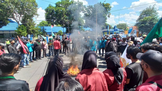 Demo Mahasiswa di Banyuwangi Diwarnai Aksi Bakar Ban