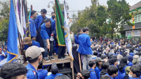 Ratusan Mahasiswa Gelar Aksi Unjuk Rasa Di Gedung DPRD Kota Sukabumi