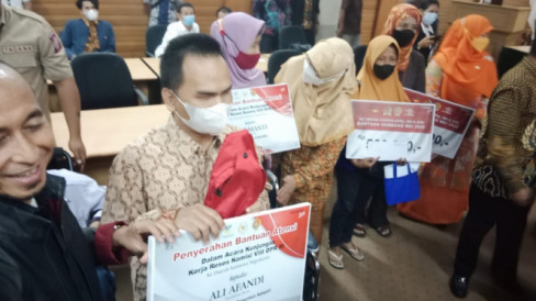 Kemensos Salurkan Bantuan Sosial Bagi Lansia Dan Disabilitas Di DIY