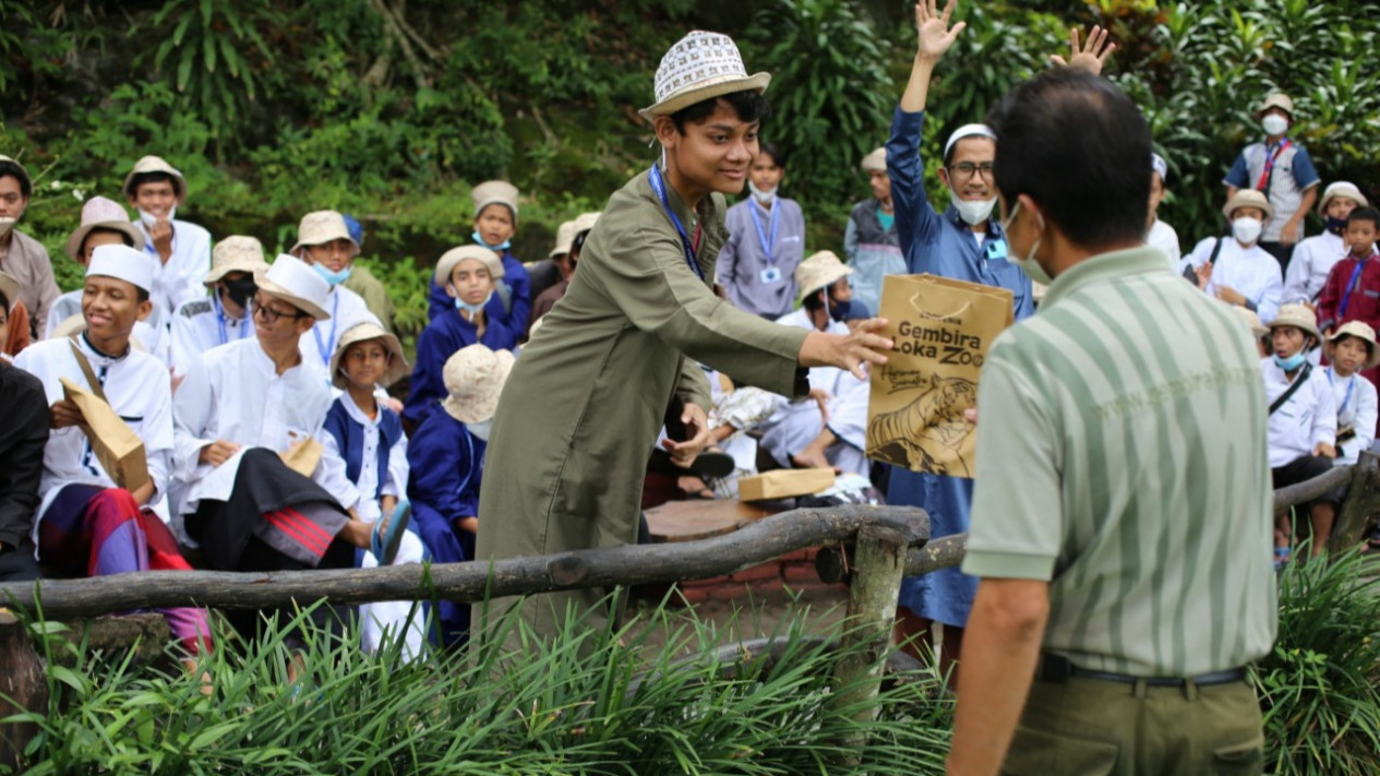 Kegembiraan Ratusan Santri Tuna Rungu, Rekreasi Gratis di GL Zoo Yogyakarta
            - galeri foto