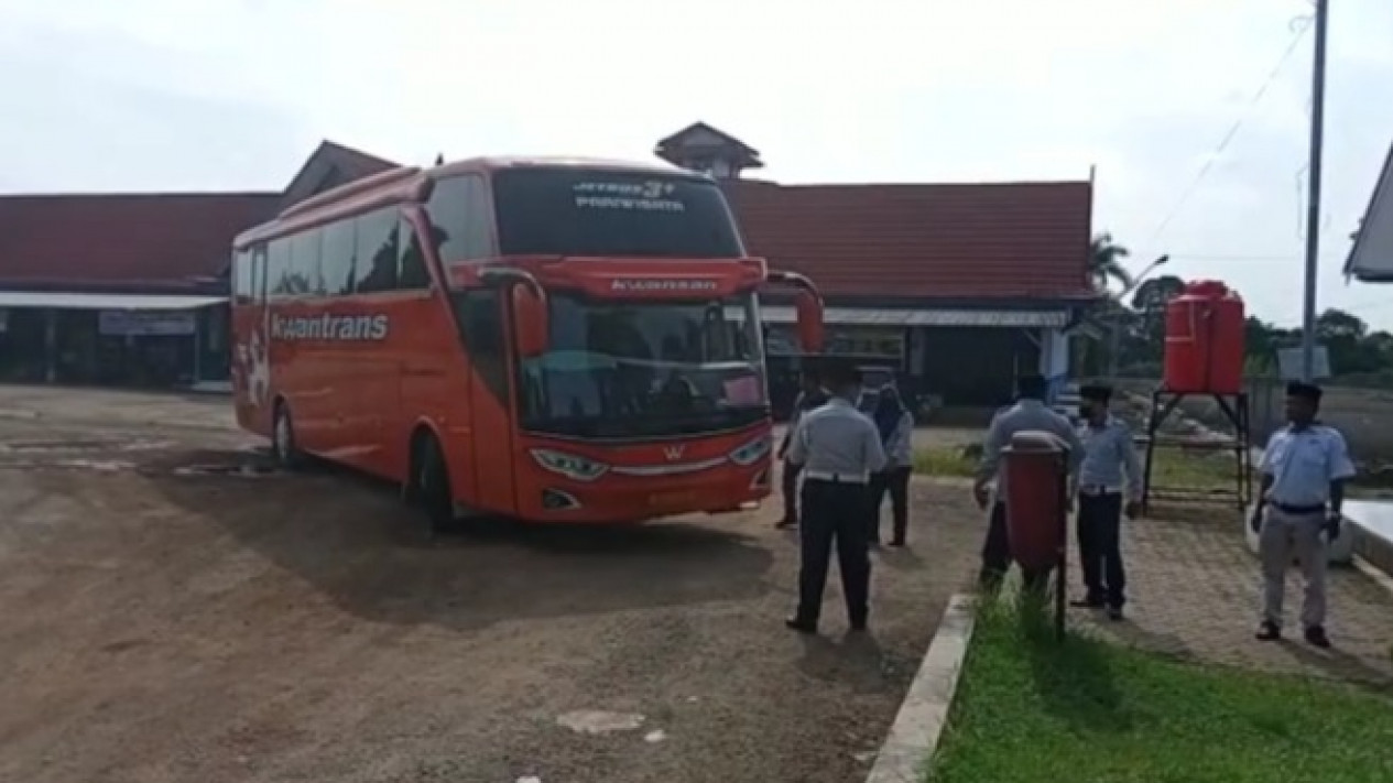 H-7 Lebaran, Petugas Dishub Periksa Kelayak Bus AKAP di Terminal Muara ...