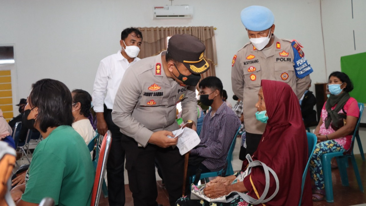 Polisi Distribusikan BTP Rp1,2 Miliar ke PKL dan Pelaku Usaha Mikro di Tapteng
            - galeri foto