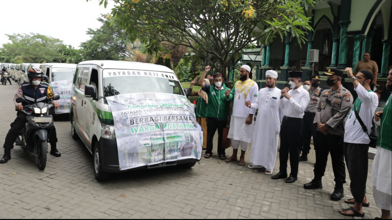 Ajak Masyarakat Berzakat, Wagub Beri Bantuan 20 Mobil Sembako di 25 Dusun
            - galeri foto