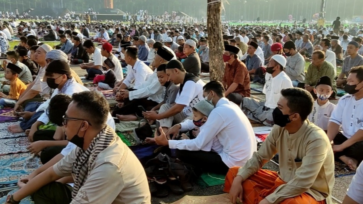 2 Tahun Dilanda Covid-19, Ribuan Jemaah Kembali Laksanakan Sholat Id di Lapangan Tegallega Bandung
            - galeri foto