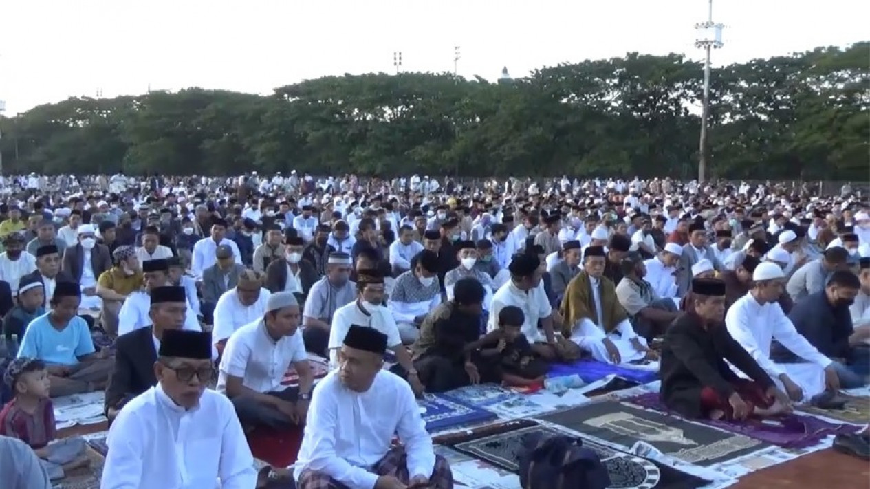 Warga Kota Makassar Lakukan Shalat Id di Lapangan Karebosi
            - galeri foto