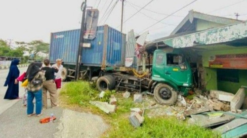 Sopir Mengantuk, Truk Kontainer Seruduk Rumah Warga Di Tegal