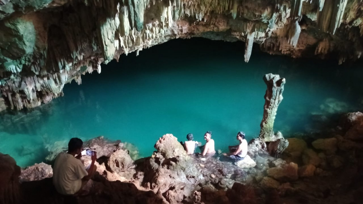 Keindahan Gua Rangko: Kolam air asin berwarna biru jernih yang dikelilingi stalaktit dan stalagmit menakjubkan di dalam Gua Rangko, Flores