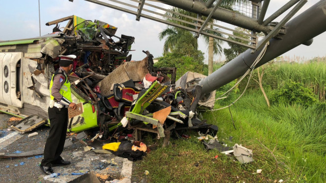 BREAKING NEWS: Ini Kronologis Kecelakaan Maut Bus Pariwisata di Tol Surabaya -Mojokerto