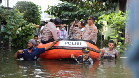 Naik Perahu Sisir Dampak Banjir Rob Di Demak, Polisi Imbau Warga Mengungsi