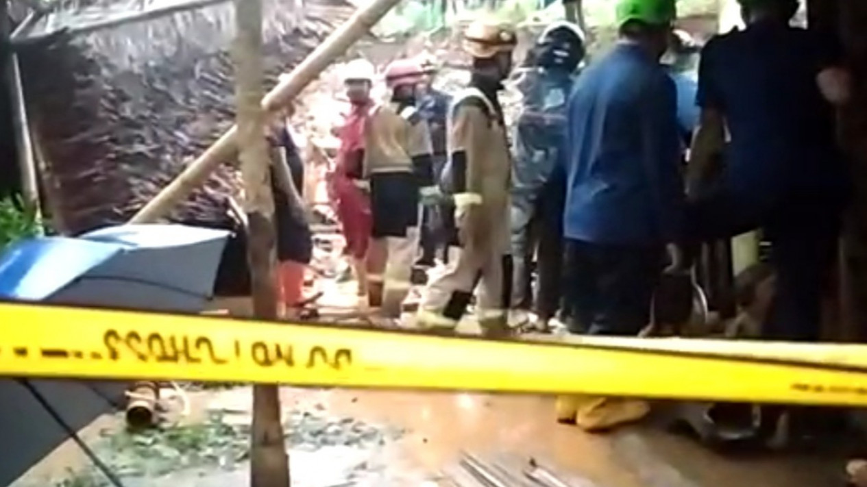 Rumah Makan dI Depok Tertimpa Longsor, 2 Pengunjung Tewas dan 1 Luka
            - galeri foto