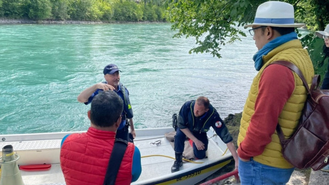 Before Returning to Indonesia Ridwan Kamil Chants the Adhan on the banks of the Aare River