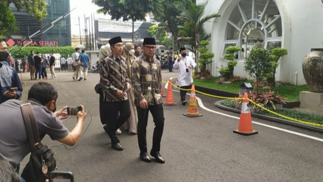 A number of officials visit Ridwan Kamil’s official house for Takziah