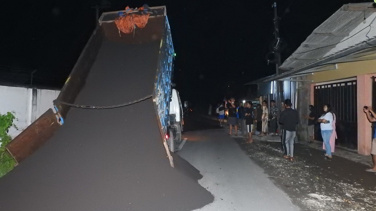 Kesal, Puluhan Warga di Lumajang Hadang dan Tumpahkan Paksa Muatan Truk Pasir
            - galeri foto