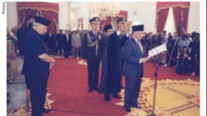 Ketika Dilantik Sebagai Presiden, Habibie Justru Merasa Menjadi Manusia ...