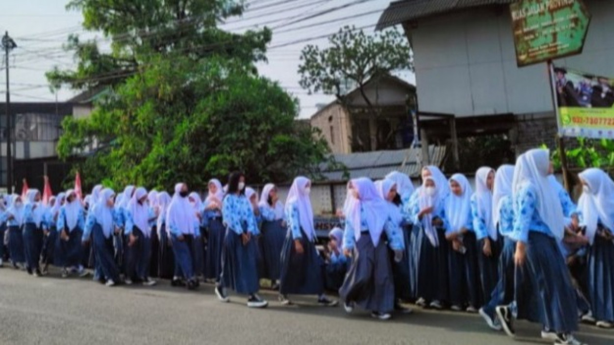 Haru! Ratusan Pelajar di Bandung Kompak Doakan Eril Disepanjang Rute Pemakaman
            - galeri foto