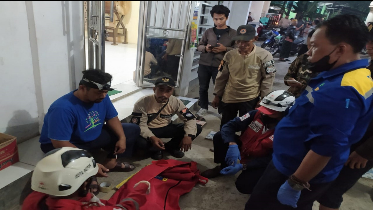 Geger! Warga Cilodong Temukan Mayat Bayi Laki-Laki Terbungkus Kain Putih Diikat Tali Biru di Halaman Masjid
            - galeri foto