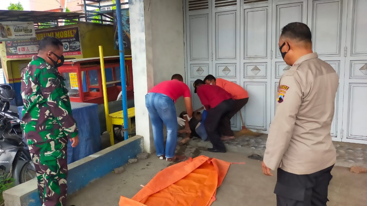 Meringkuk di Emperan Toko, Seorang Tukang Becak di Brebes Ditemukan Meninggal
            - galeri foto