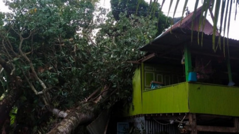 Penampakan Angin Puting Beliung Terjang Maros Baru, 53 Rumah Rusak Berat