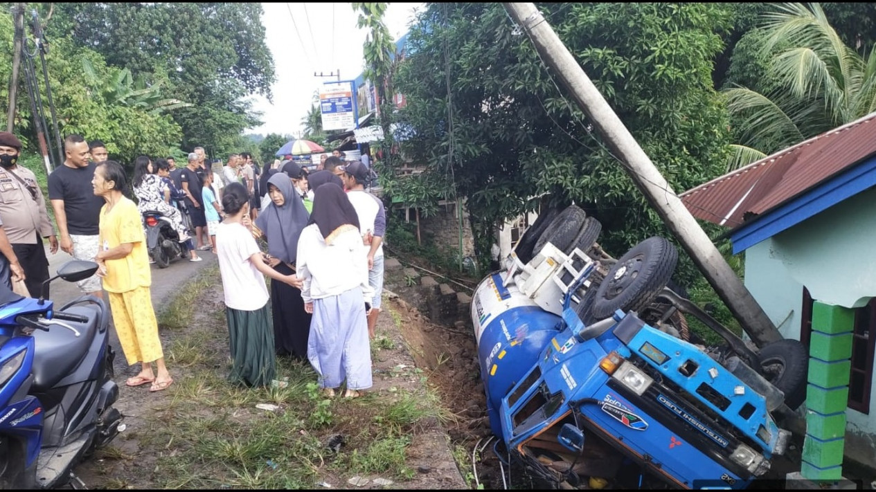 Sopir Mengantuk, Truk Tangki Pengangkut 16 Ton BBM Terguling dan Hantam Rumah Warga
            - galeri foto