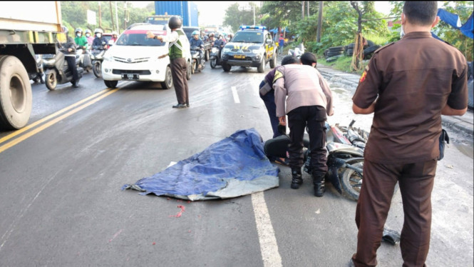 Kecelakaan Maut Seorang Pemotor Tewas Terlindas Truk Saat Hendak Berangkat Kerja 6923