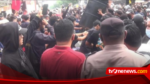 Tolak Eksekusi PN Medan, Massa Di D'Caldera Coffee Medan Bentrok Dengan ...