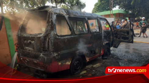 Angkot Trayek Cengkareng-Kota Hangus Terbakar, Diduga Akibat Korsleting ...